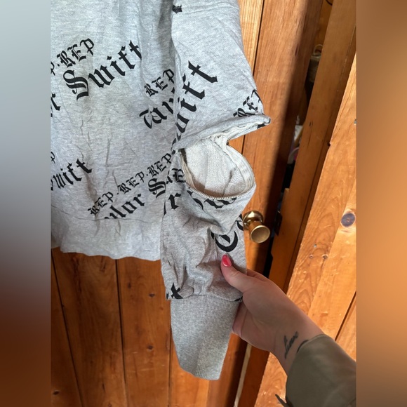 Rare Taylor Swift Reputation Zip Sleeve Sweatshirt size small - Picture 4 of 8